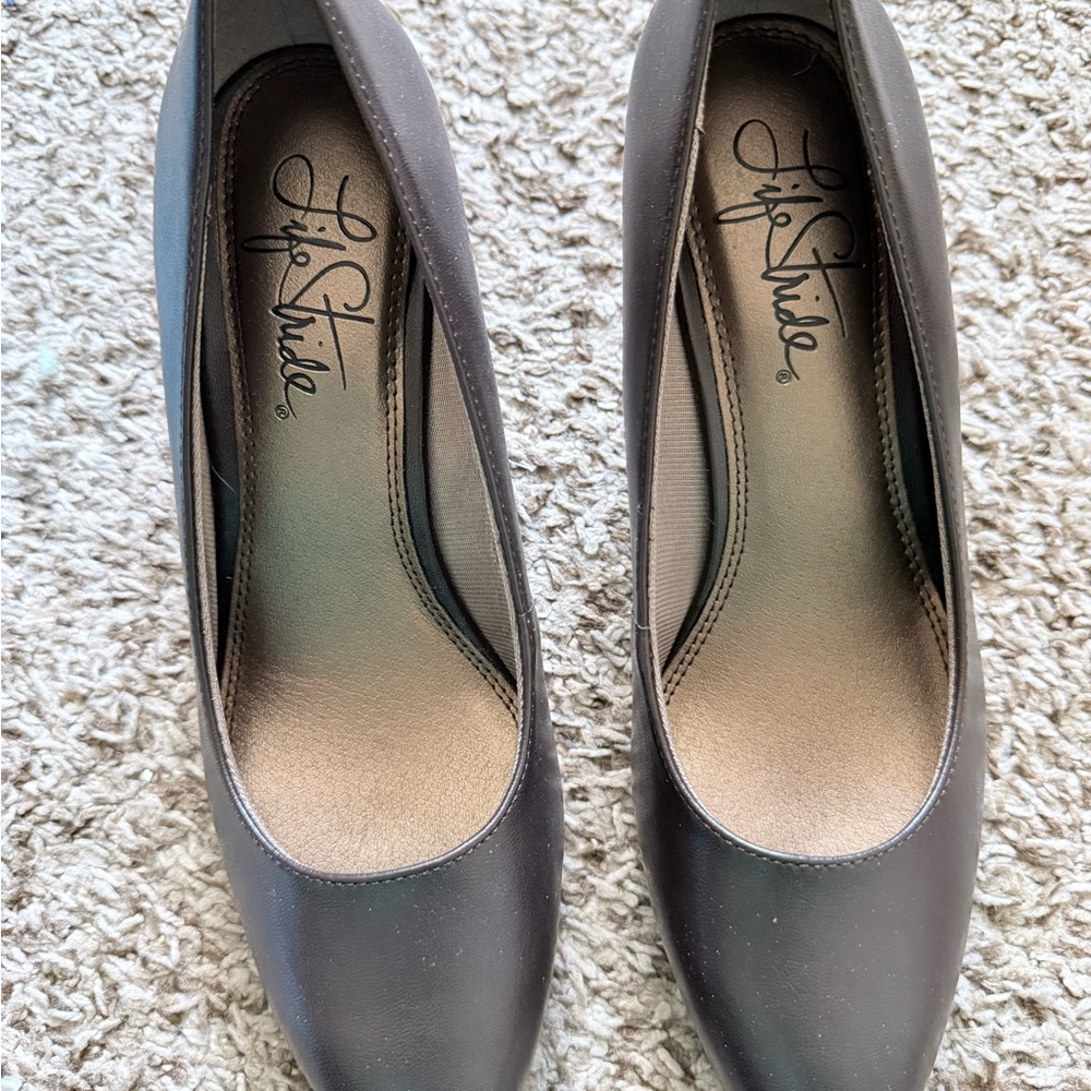 Life Stride Women's Brown Classic Round-Toe Pumps